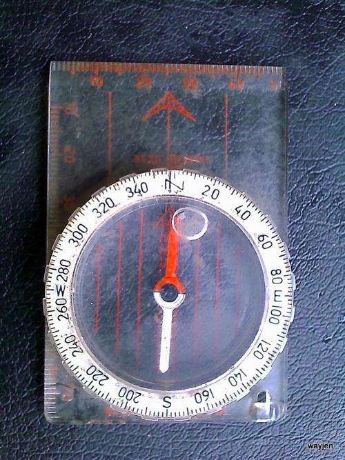 PLASTIC FIELD COMPASS.