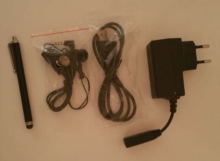 7.4" TABLET: TWO SIM-SLOTS, FRONT & REAR CAMERA, STAND, SCREEN PROTECTOR, BAG