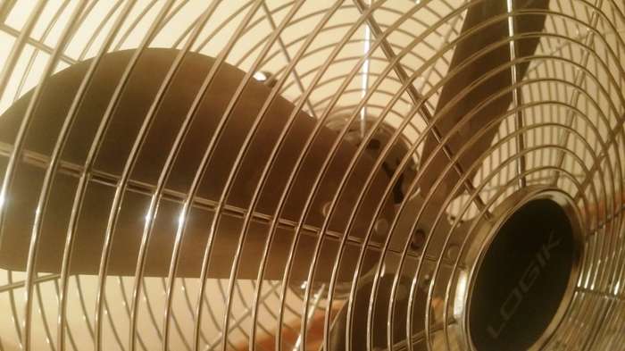 LOGIK 40cm PEDESTAL FAN - NOT WORKING - PARTS or REPAIR