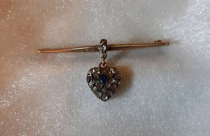 SAPPHIRE and 24 DIAMONDS HEART DESIGN BROOCH SET IN GOLD