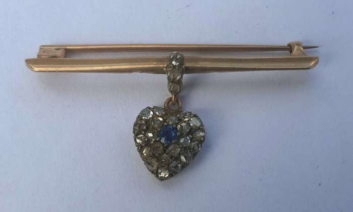 SAPPHIRE and 24 DIAMONDS HEART DESIGN BROOCH SET IN GOLD