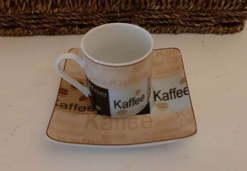 SET ESPRESSO CUPS AND SAUCERS IN WOVEN BASKET ~ BROWN & WHITE FINECASA CLASSICS