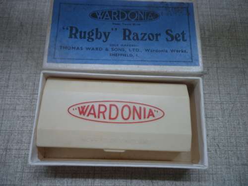 VINTAGE WARDONIA "RUGBY" CREAM BAKLITE RAZOR + BLADES - MADE IN SHEFFIELD, ENGLAND - BOXED
