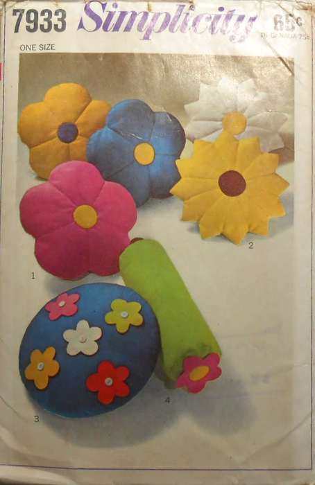SIMPLICITY 7933-SET OF PILLOWS ONE SIZE COMPLETE-MOSTLY UNCUT