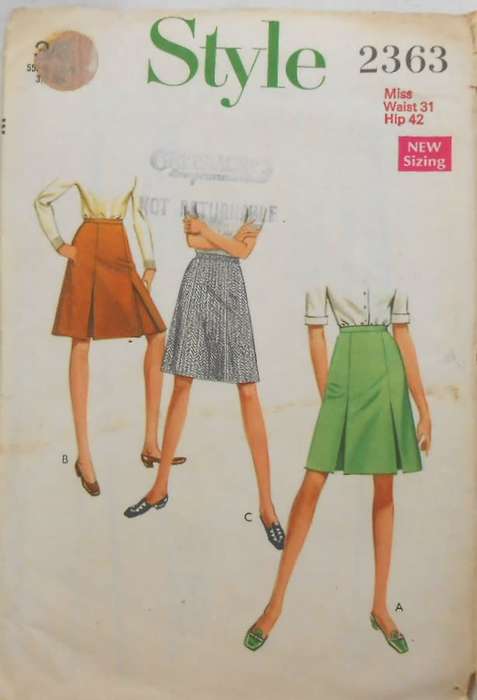 VINTAGE STYLE 2363 LADIES SKIRTS SIZE WAIST 31 HIP 42  COMPLETE-UNCUT-F/FOLDED