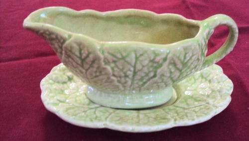 MELLA WARE - ENGLAND - LEAF GREEN SAUCE/GRAVY BOAT AND TRAY - SEE PICS