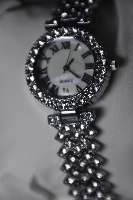 6 in 1 Bargain Ladies Quarts Watch Set with 5 Bracelets