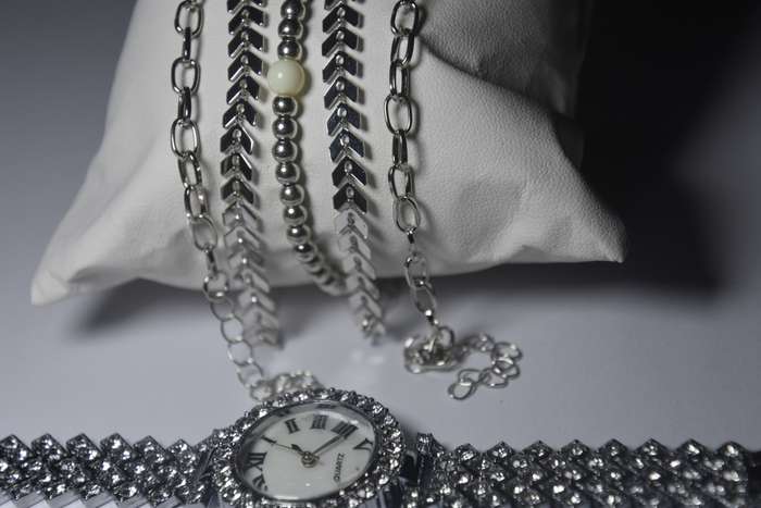 6 in 1 Bargain Ladies Quarts Watch Set with 5 Bracelets
