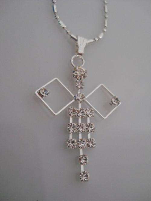 Beautiful "Diamante" Pendant on Chain