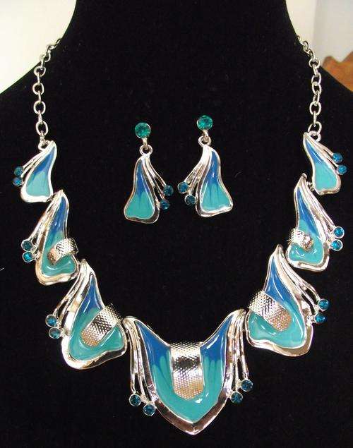 Gorgeous Blue With Teal Austrian Crystals Necklace & Dangle Earrings Set