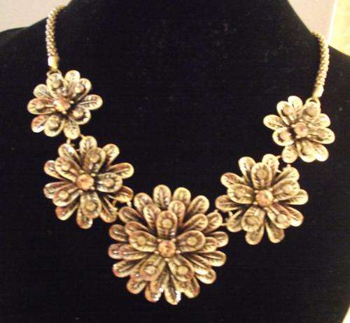 Stunning Gold Tone Flower & Rhinestones Necklace
