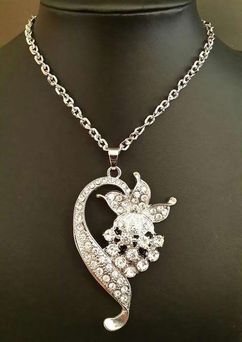Silvertone  Crystal flower Pendant Necklace