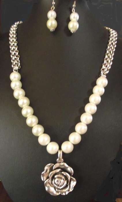 Lovely Faux Pearls & Rose Pendant  Necklace & Earrings Set