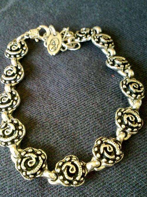 Beautiful Vintorio CollectionTibet Silver dainty  Roses Bracelet