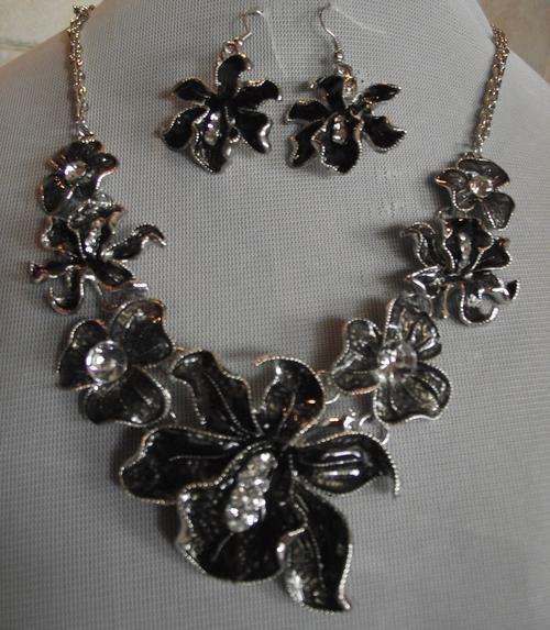 FLOWER BOUQUET COLLECTION 2012 Black Enameled Necklace & Earrings Set