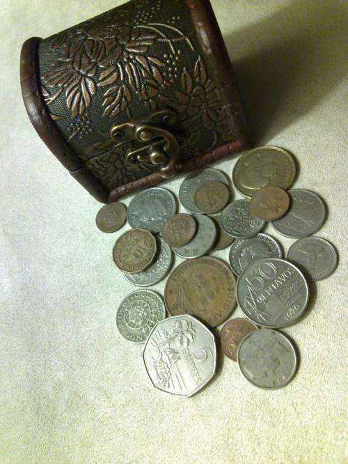 Mini Chest + 22 mixed coins