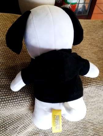 Happiness is a hug from Snoopy. He teams with the German Football Team BVB 09. 25cm.