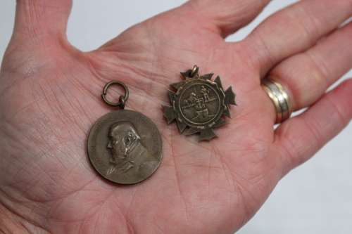Paul Kruger funeral medallion and `trench art` type 1d cutout 1899