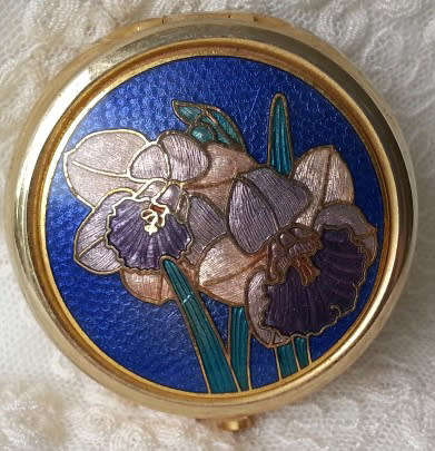 VINTAGE GILT METAL, ROUND TRINKET / PILL BOX WITH A CLOISONNE DAFFODIL FLORAL DESIGN TOP