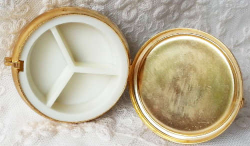VINTAGE GILT METAL, ROUND TRINKET / PILL BOX WITH A CLOISONNE DAFFODIL FLORAL DESIGN TOP