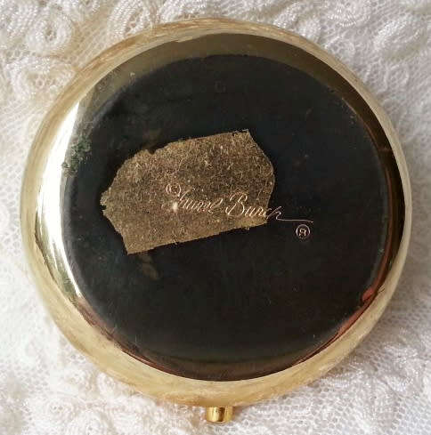VINTAGE GILT METAL, ROUND TRINKET / PILL BOX WITH A CLOISONNE DAFFODIL FLORAL DESIGN TOP