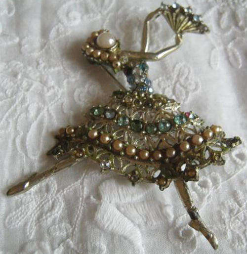THIS IS AN OLD VINTAGE BROOCH, DANCING LADY HOLDING A FAN, SET WITH DIAMANTE AND FAUX PEARLS.