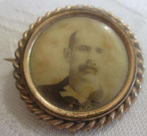 ANTIQUE EDWARDIAN, PINCHBECK MOURNING ?  BROOCH WITH A PORTRAIT OF A GENTLEMAN..