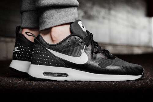 NIKE ORIGNAL AIR MAX TAVAS FOR MEN SIZE UK 6 (SA 6)!!!!!MARKET VALUE R1999.99
