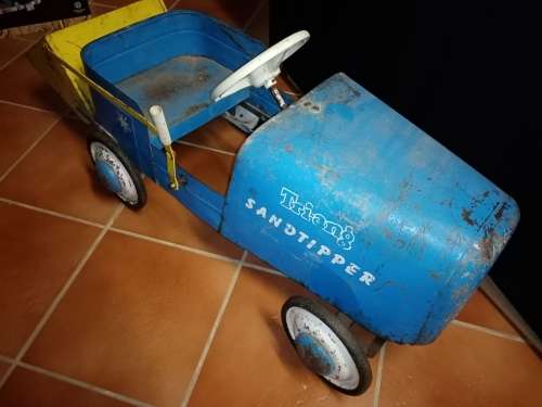 TRIANG - SANDTIPPER PEDAL CAR