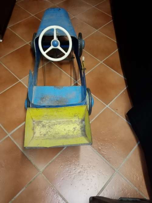 TRIANG - SANDTIPPER PEDAL CAR