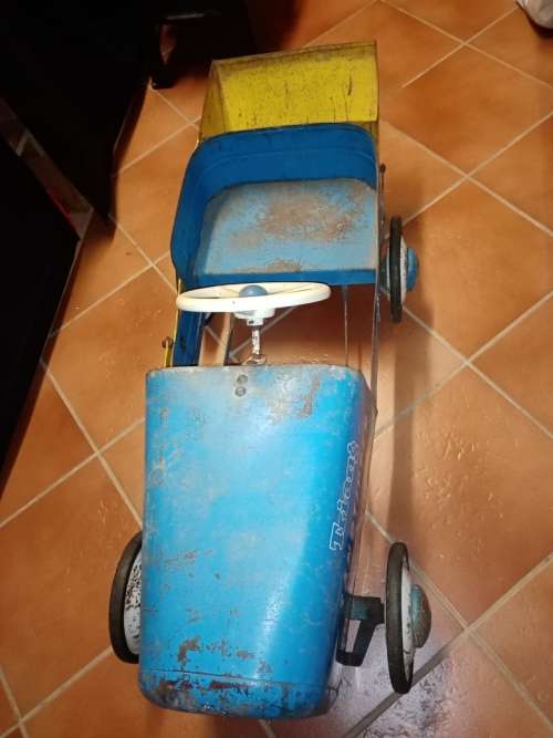 TRIANG - SANDTIPPER PEDAL CAR