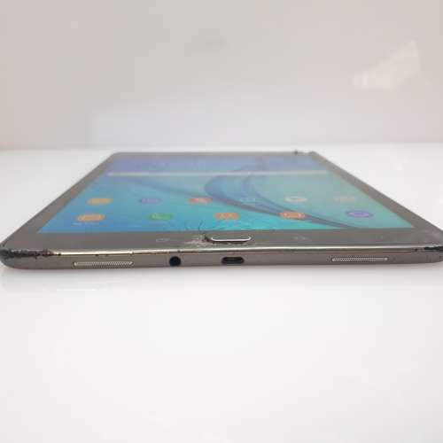 Samsung Galaxy Tab A 9.7 16GB (2015) (Wifi + LTE) - Cracked Screen