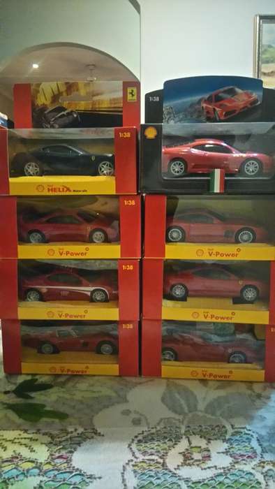 Ferrari - 3 Shell Hot Wheel sets with display case