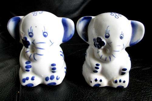 Vintage Pair of Blue & White Elaphant Salts from Blisful
