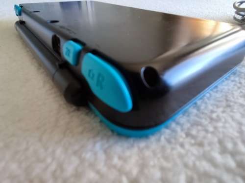 Nintendo 2ds xl with original charger and memory card
