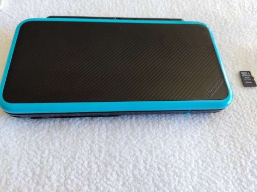 Nintendo 2ds xl with original charger and memory card