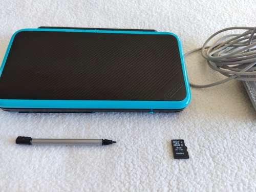 Nintendo 2ds xl with original charger and memory card