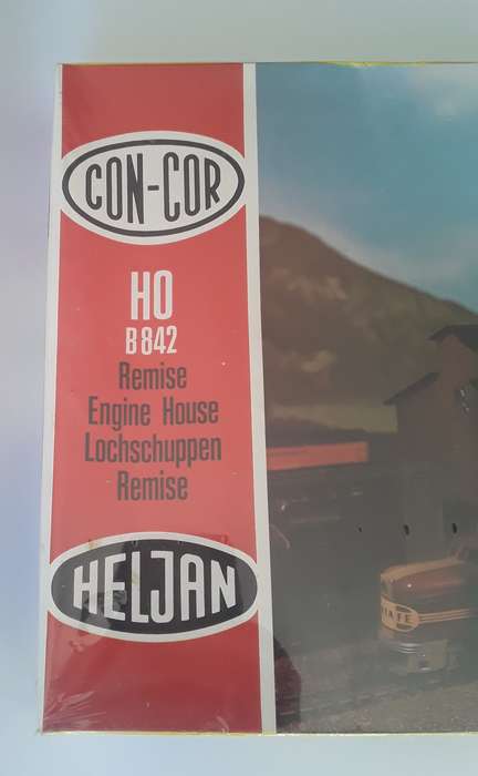 Con-Cor Heljan Engine House kit. 2-track. No : B842. 34 x 24 x 15cm. Mint in box (sealed).