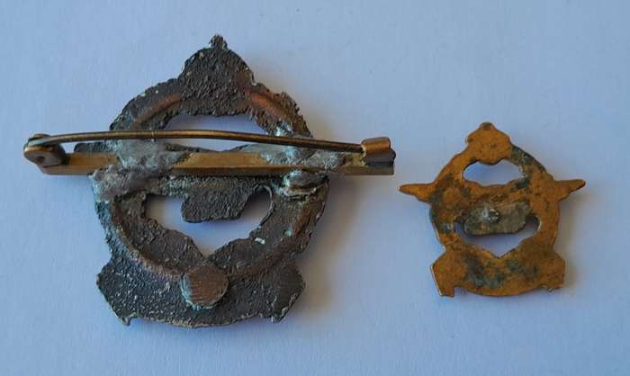 2 x WW2 SA Airforce / SA Lugmag Badges. 1 Collar. 1 Miniature.