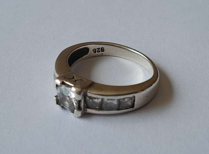 Vintage Solid Sterling Silver Ring With Clear Faceted Stones.