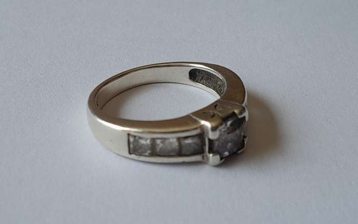 Vintage Solid Sterling Silver Ring With Clear Faceted Stones.