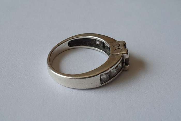 Vintage Solid Sterling Silver Ring With Clear Faceted Stones.
