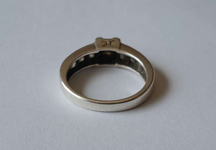 Vintage Solid Sterling Silver Ring With Clear Faceted Stones.