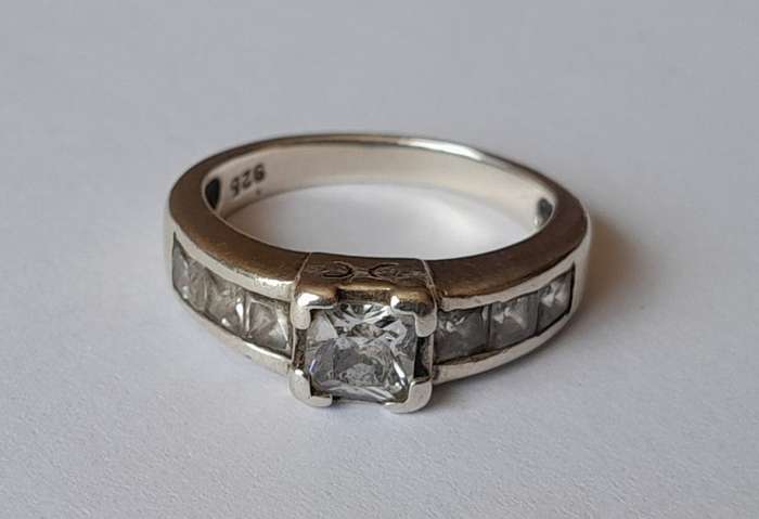 Vintage Solid Sterling Silver Ring With Clear Faceted Stones.