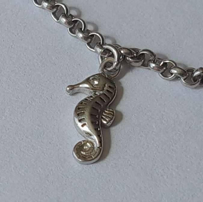 Vintage Solid Sterling Silver Bracelet With 5 Oceanic Charms.