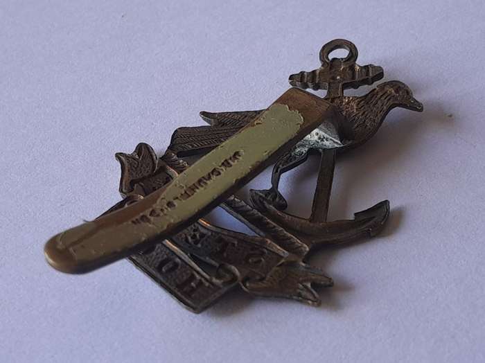 WW1 Hood Battalion Royal Naval Division Cap Badge. Maker : J.R. Gaunt, London. Slide Intact.