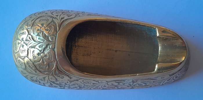 Pair Of Vintage Engraved Brass Shoe Ashtrays. 8.5 cm.