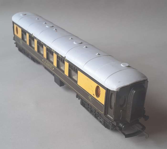 Vintage Tri-ang Pullman `Jane` 1st Class Coach (R228). OO Gauge.