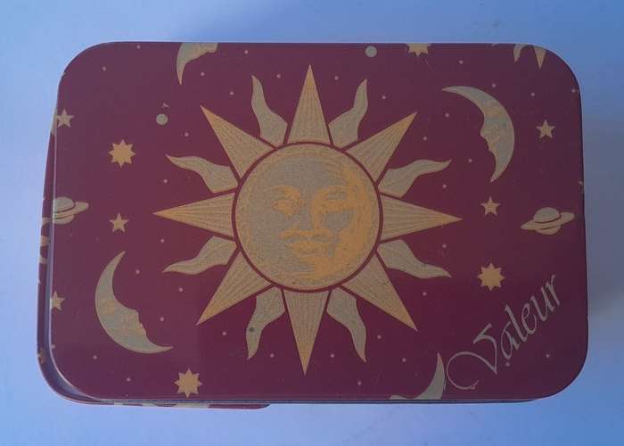 Vintage `Valeur` Metal Basket Tin. 10.5 x 7.5cm.