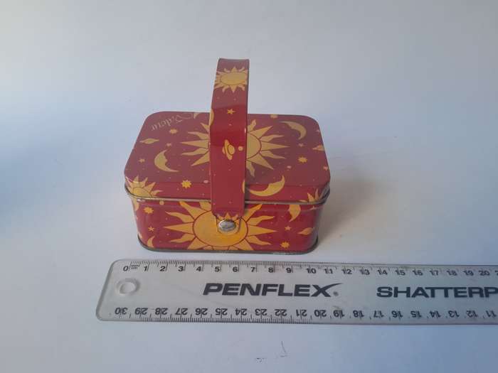 Vintage `Valeur` Metal Basket Tin. 10.5 x 7.5cm.